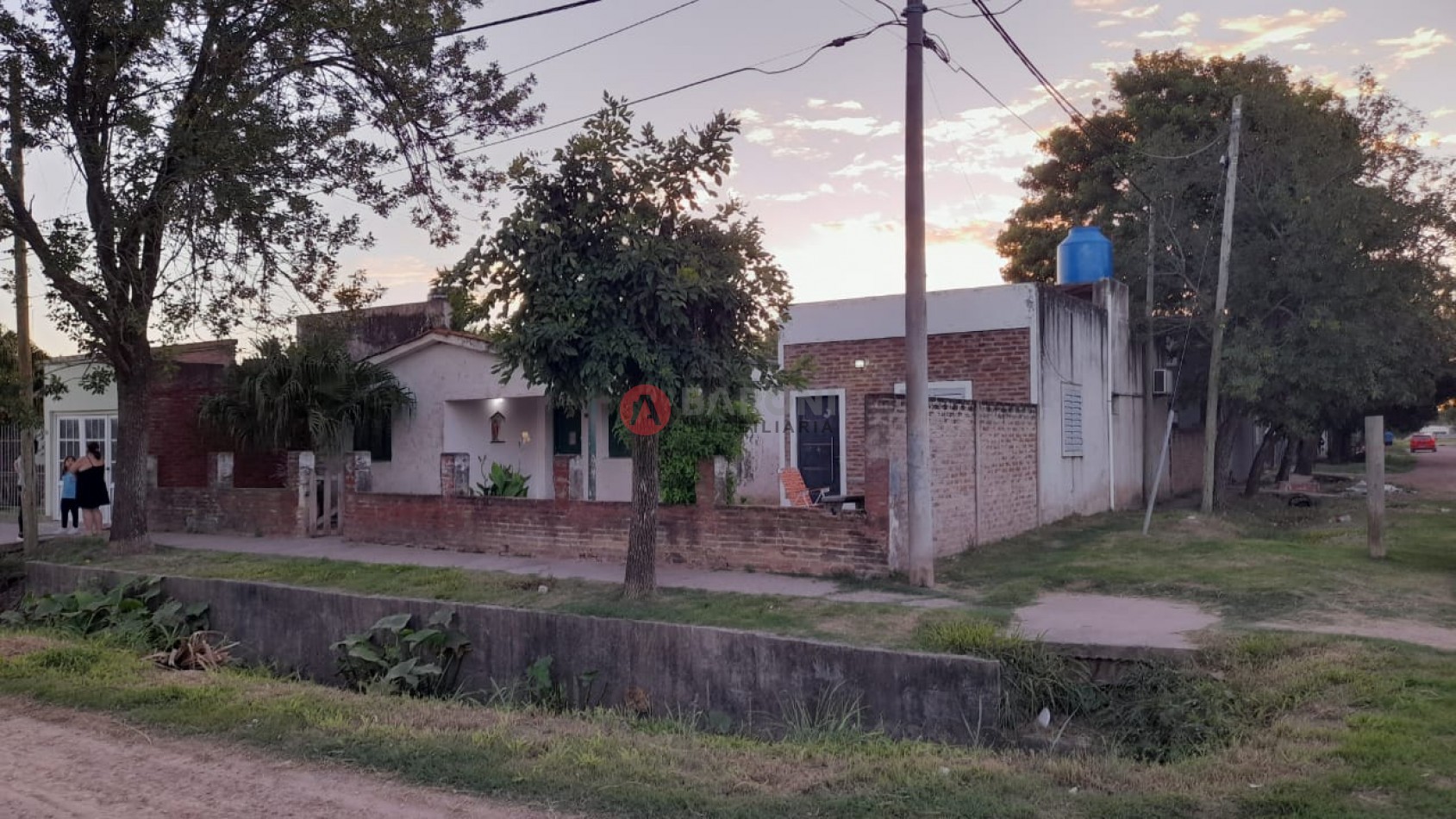 ATENCION INVERSORES / SE VENDE PROPIEDAD - INMUEBLE UBICADO EN ESQUINA, ENTRE LAS CALLES MARIANO MORENO Y SARMIENTO EN SAN JUSTO SANTA FE.