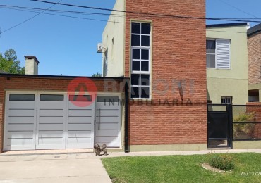 EN VENTA  - CASA CON 3 DORMITORIOS  